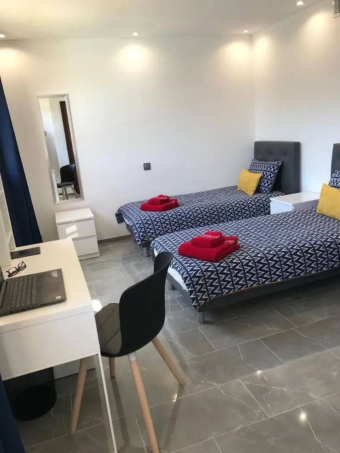 Debbie'S Crew House Hostel Antibes