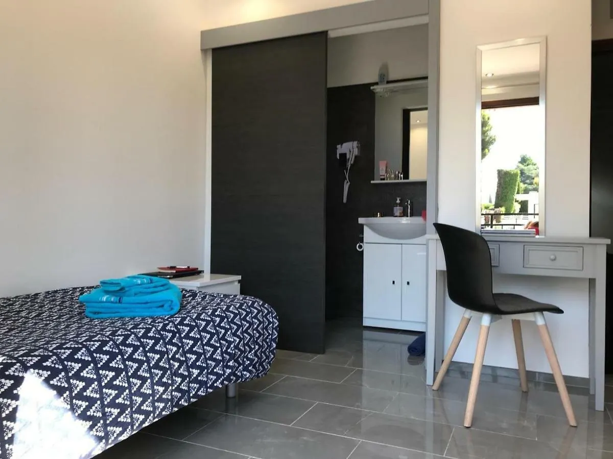 Debbie'S Crew House Hostel Antibes France