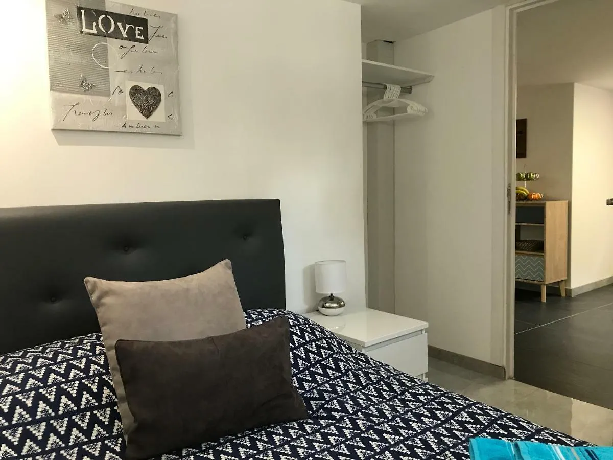 Debbie'S Crew House Hostel Antibes France