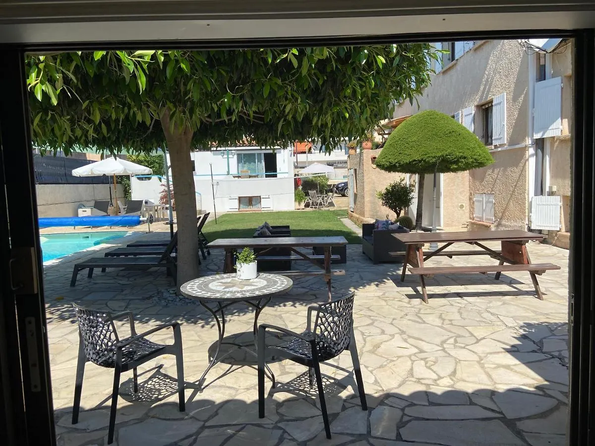 Debbie'S Crew House Hostel Αντίμπ
