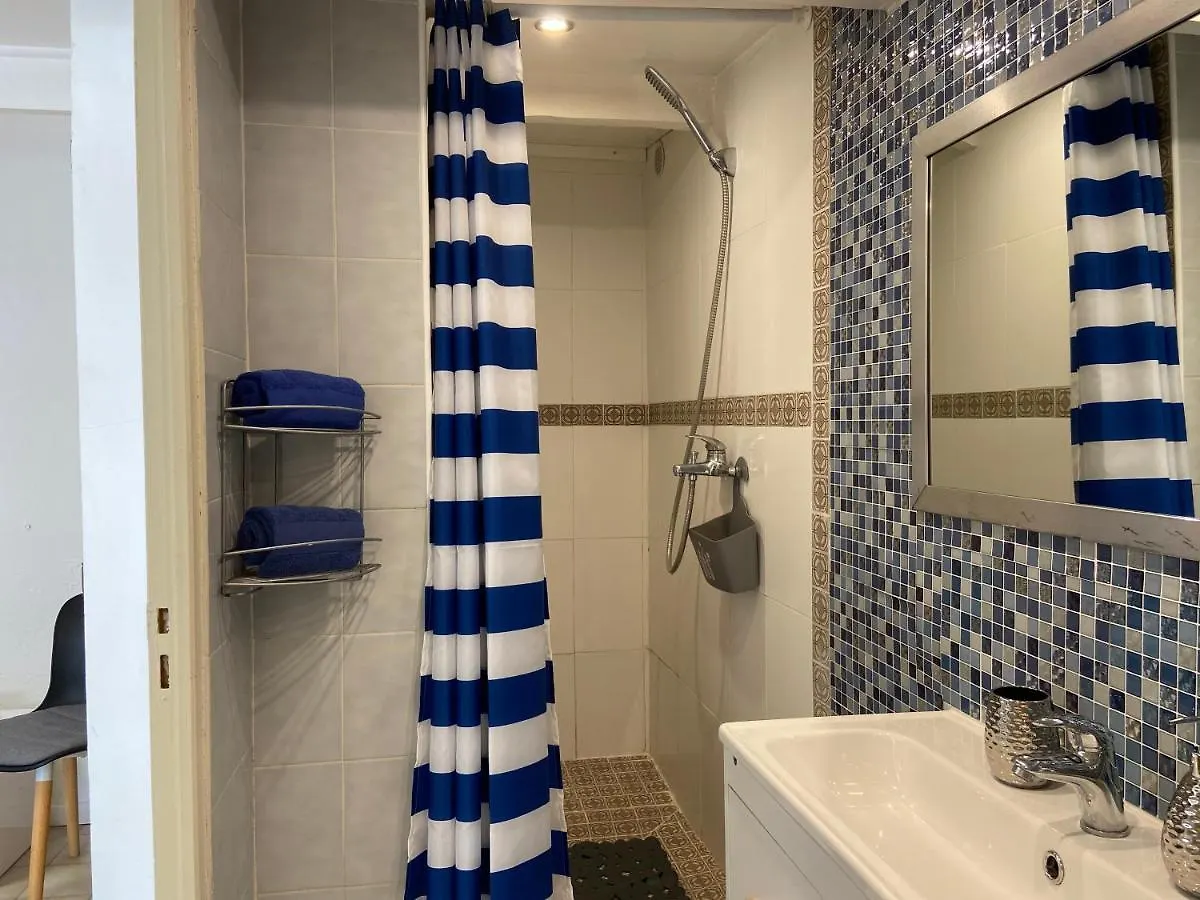 Debbie'S Crew House Hostel Αντίμπ