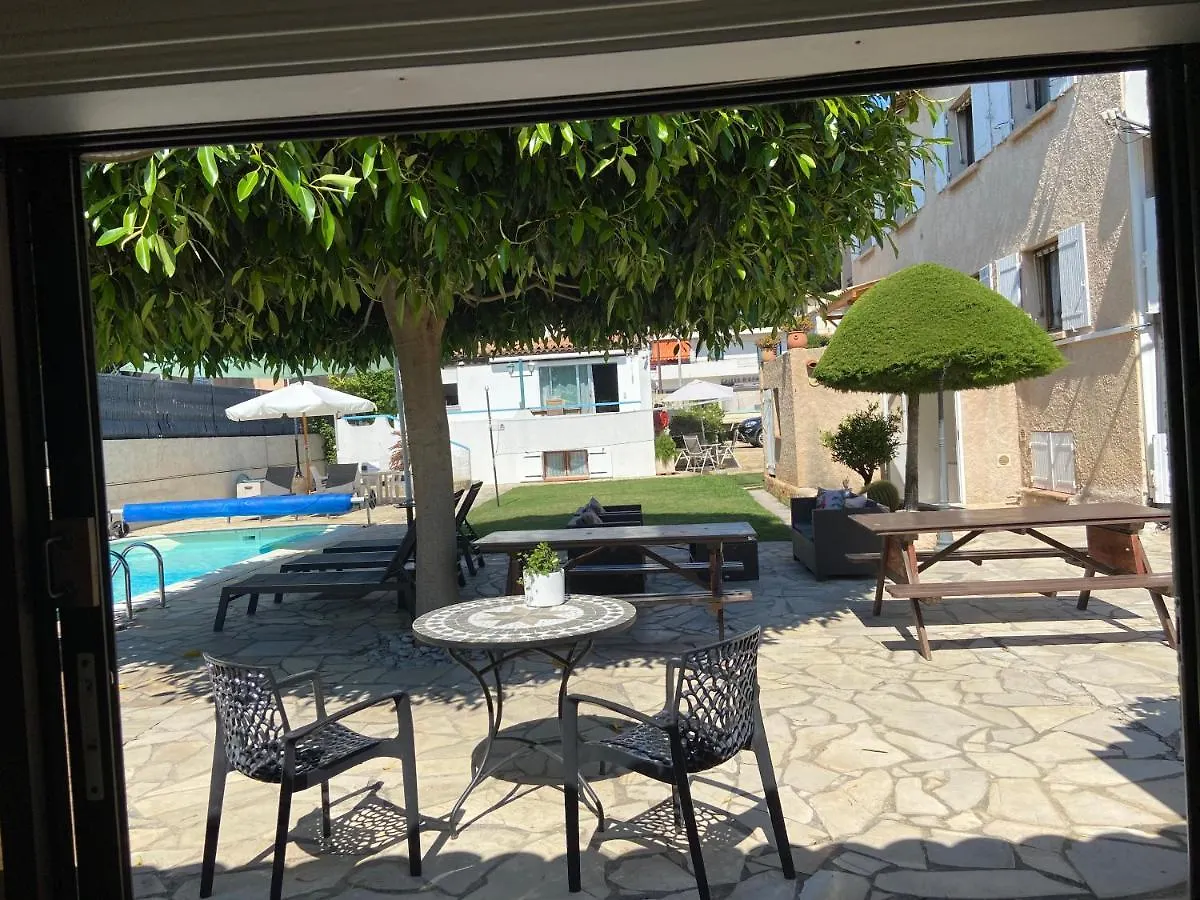 Debbie'S Crew House Hostel Αντίμπ