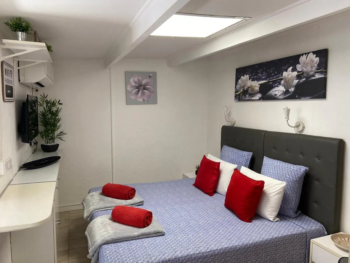Debbie'S Crew House Hostel Αντίμπ
