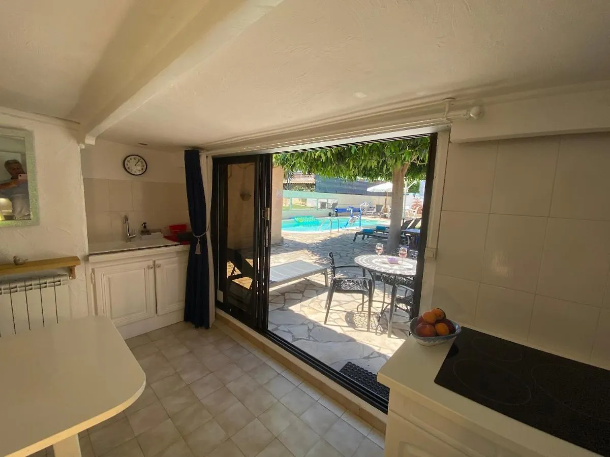 Debbie'S Crew House Hostel Αντίμπ