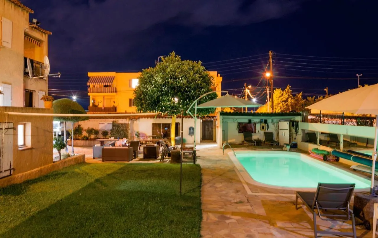 Debbie'S Crew House Hostel Αντίμπ