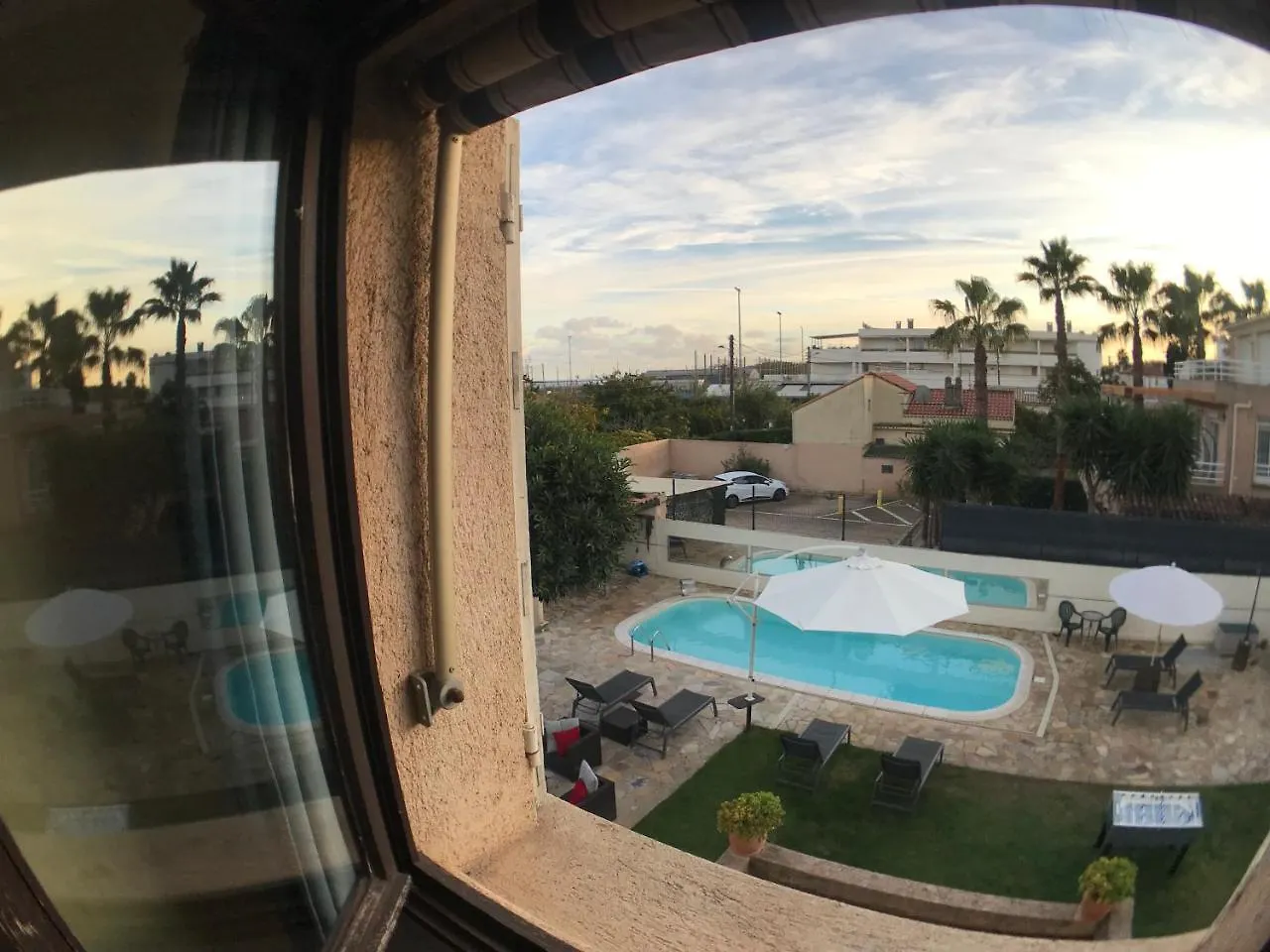 Debbie'S Crew House Hostel Αντίμπ 0*,  Γαλλία