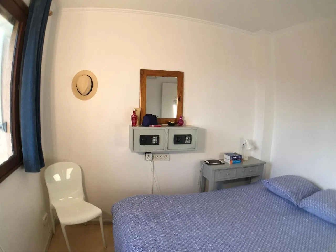 Debbie'S Crew House Hostel Αντίμπ