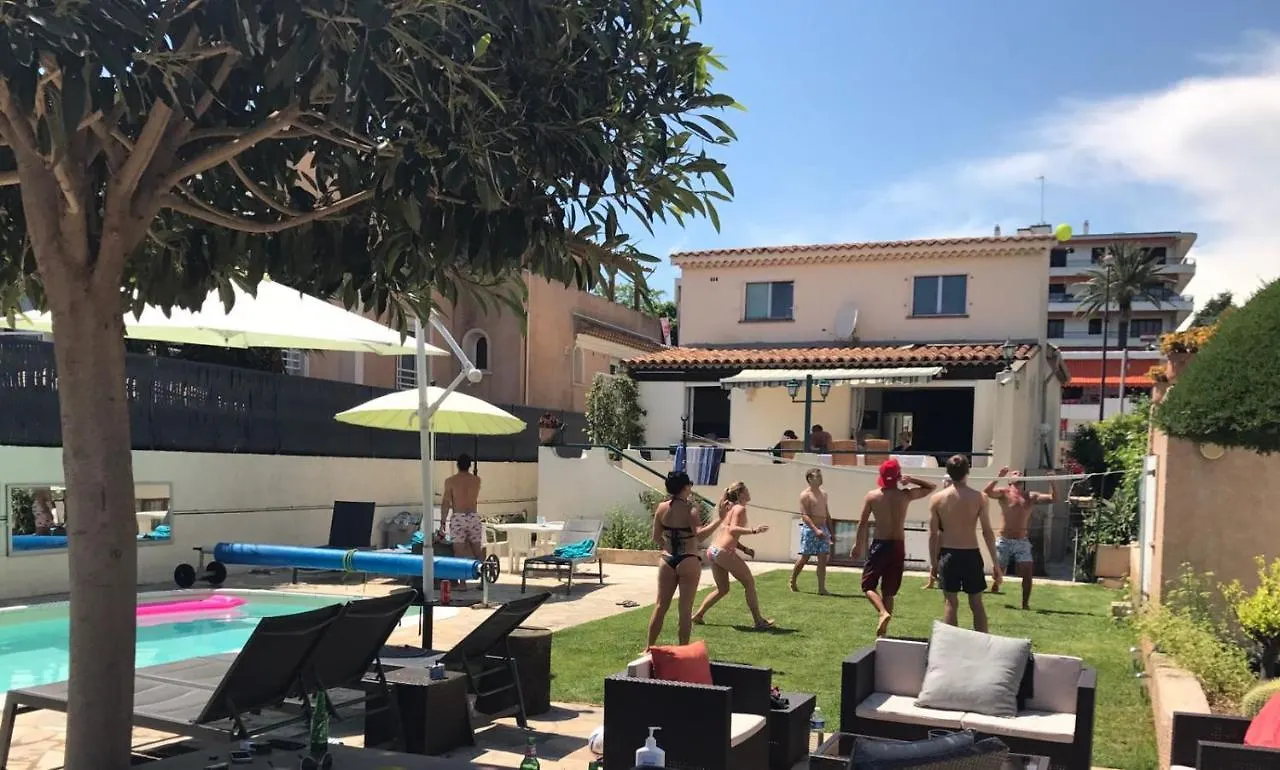 Debbie'S Crew House Hostel Αντίμπ