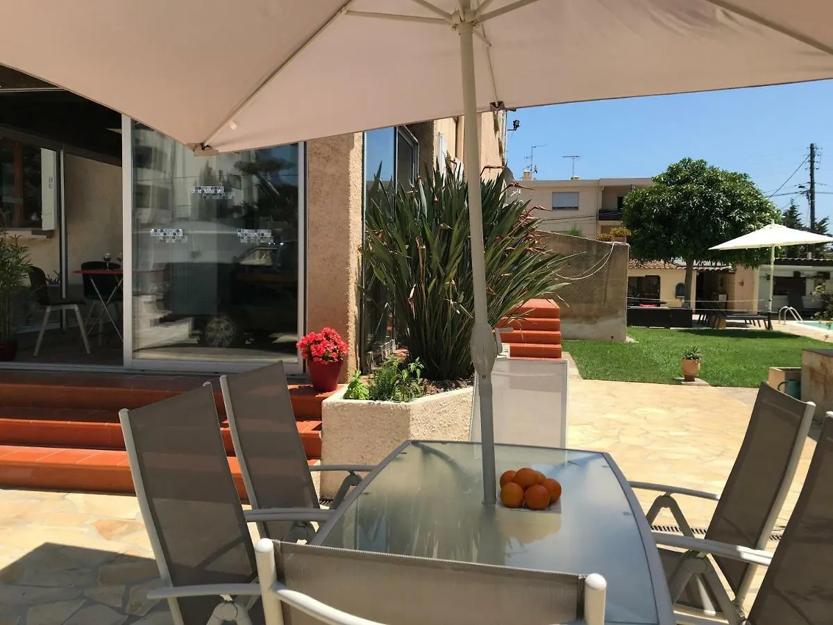Debbie'S Crew House Hostel Αντίμπ