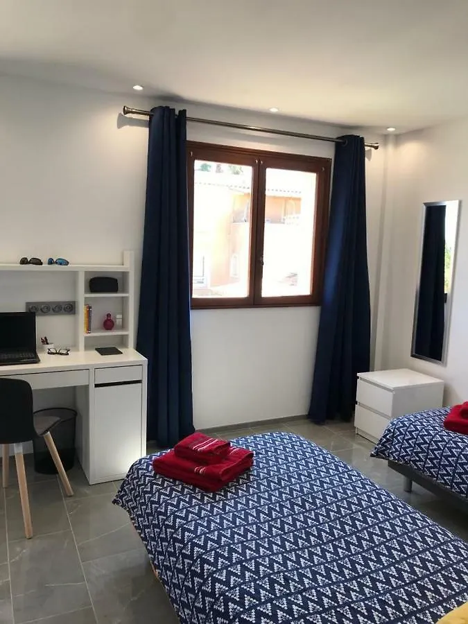 Debbie'S Crew House Hostel Αντίμπ
