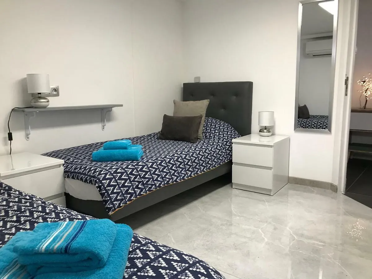 Debbie'S Crew House Hostel Αντίμπ 0*,